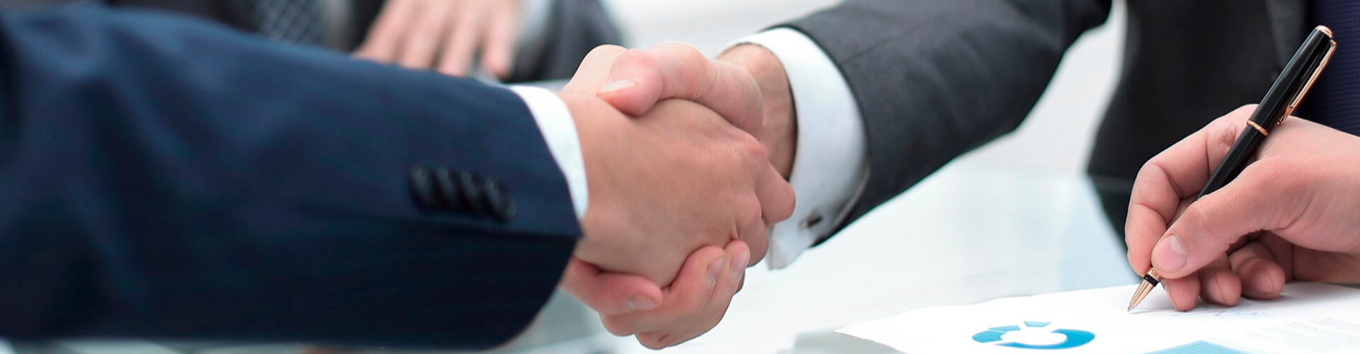 Préstamo Inversión - Dos hombre se dan la mano en una reunión en la oficina