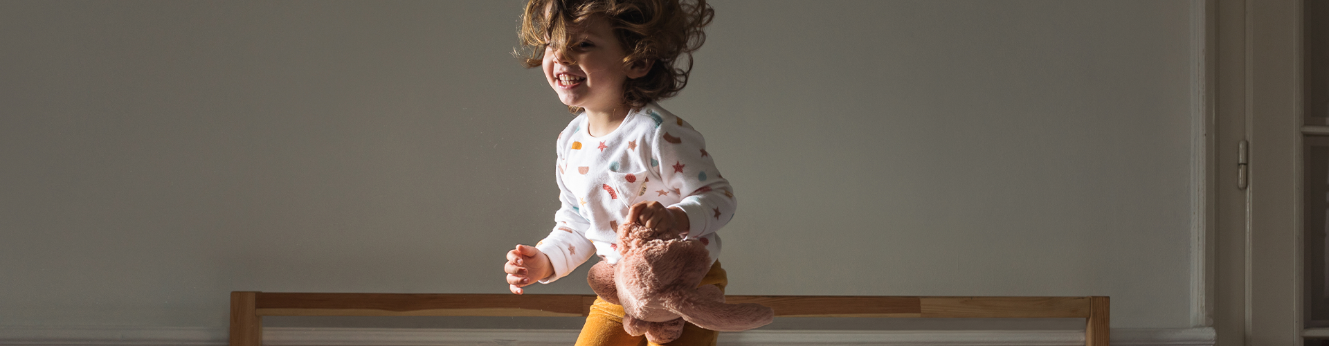 Cuenta Menuda - Una niña saltando en la cama de alegría