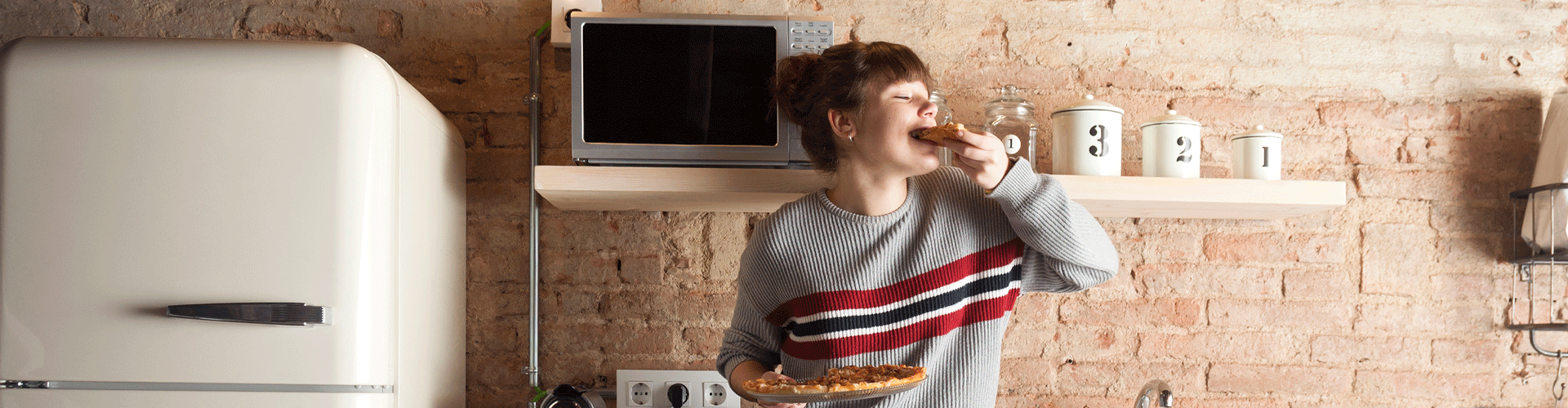 Hipoteca Joven de Cajasiete - Chica comiendo una tostada en la cocina