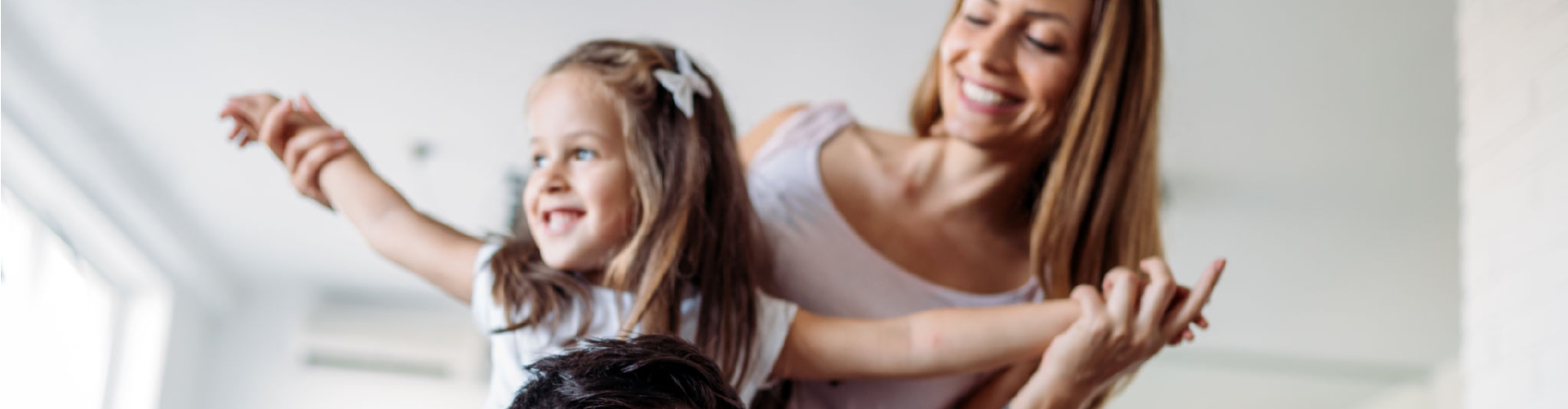 Familia feliz en su nuevo hogar - Hipoteca fija 