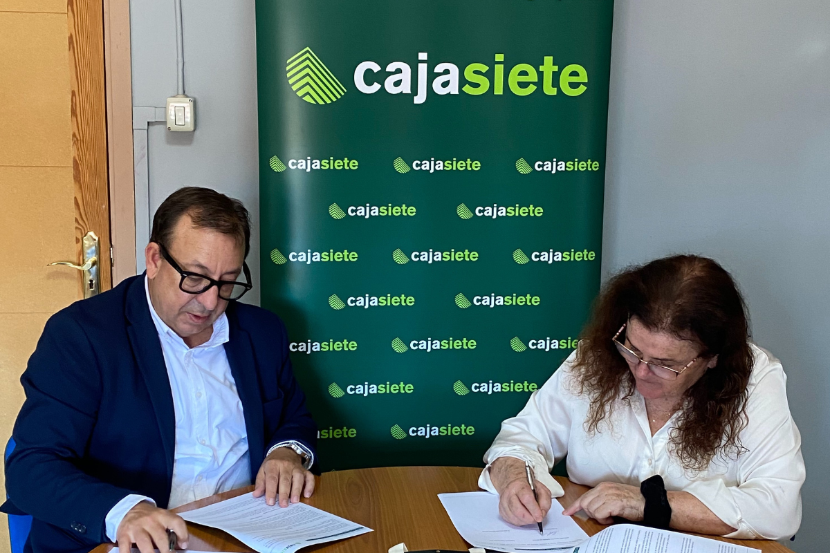 Cajasiete y el Mercado Nuestra Señora de África firman un convenio para apoyar al tejido empresarial del mercado. Cajasiete y el Mercado Nuestra Señora de África firman un convenio para apoyar al tejido empresarial del mercado.