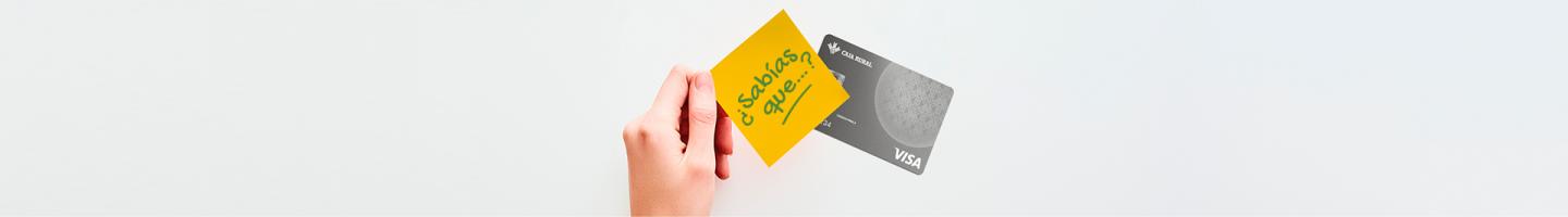Campaña Aplazamiento de pagos - mano mujer sosteniendo un pos-it y tarjeta ruralvia