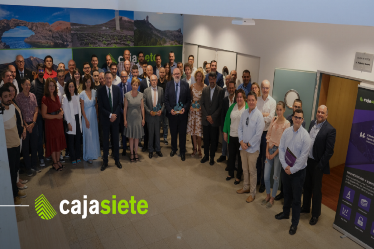 Instituciones y estudiantes premiados en el acto de renovación de la Cátedra BOB Cajasiete