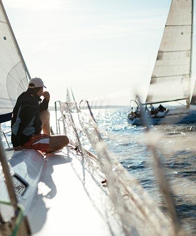 Seguro de Embarcaciones de Recreo - Persona navegando con su barco en el mar