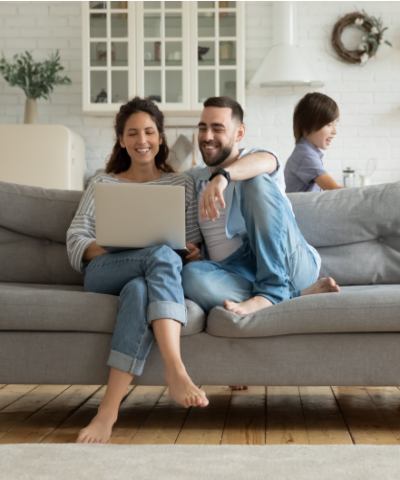 Trae tu hipoteca - Familia feliz en su casa