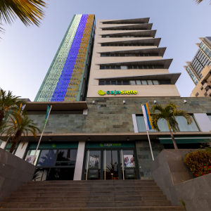 edificio Cajasiete iluminado con la bandera de Canarias