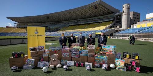 Cajasiete colabora con la Fundación de la UD Las Palmas en la donación de juguetes para la Casa de Galicia