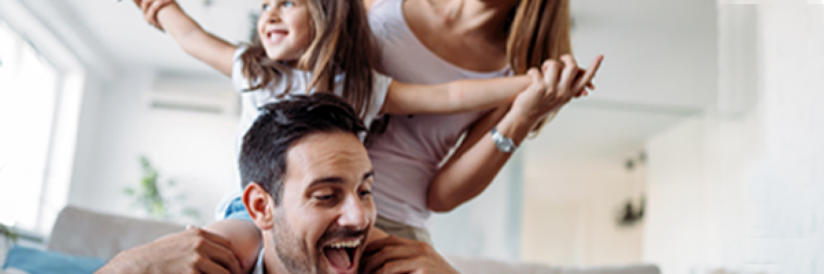 Hipoteca Tipo Fijo - Familia disfrutando de su nueva casa Hipoteca Tipo Fijo - Familia disfrutando de su nueva casa