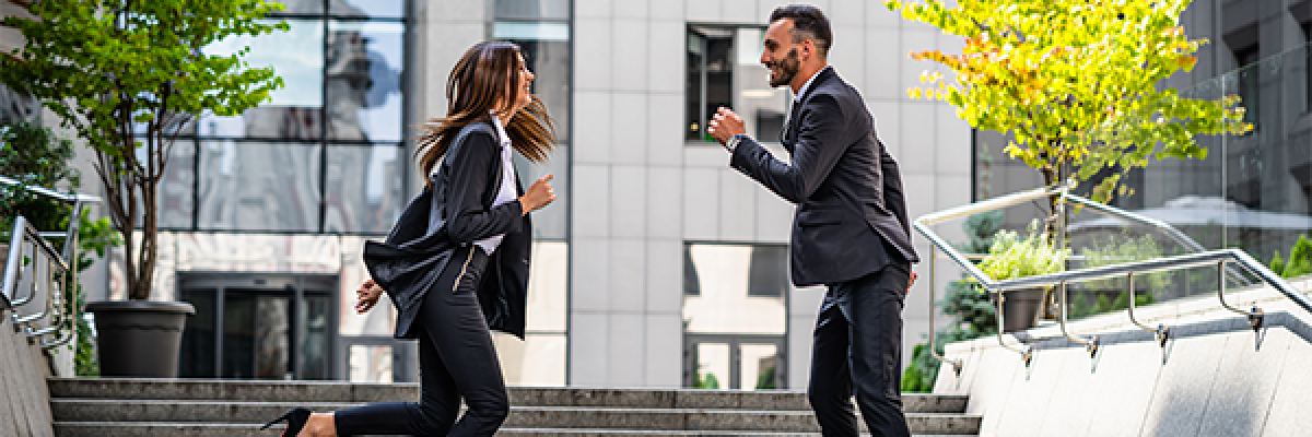 Cuenta Banca Personal - Hombre y mujer de negocios saltando de alegría al disfrutar del Plan Fácil de Cajasiete Cuenta Banca Personal - Hombre y mujer de negocios saltando de alegría al disfrutar del Plan Fácil de Cajasiete
