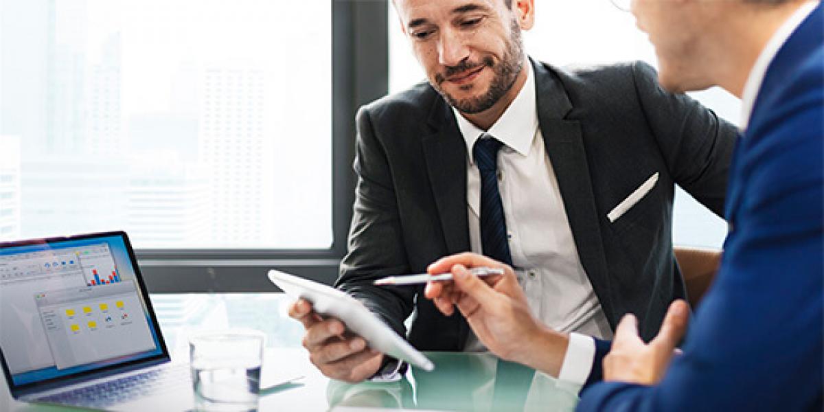 Promoción Asesoramiento integral - Hombres de negocios con traje hablando sobre asesoramiento integral en la oficina