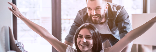 Pareja disfrutando de su vivienda - Hipotecas Cajasiete